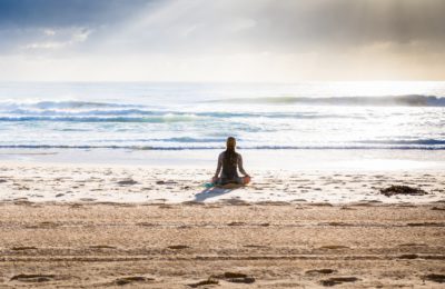 DE POPULAIRE 'GHOST JUNKIE' AUTEUR GABBY BERNSTEIN DEELT HAAR FAVORIETE MEDITATIE GESCHENKEN...